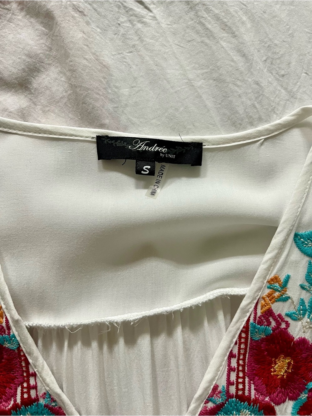 Embroidered white blouse - Picture 4 of 4